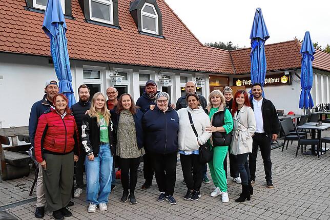 Eeva Karjalainen (Bildmitte im blauen Oberteil) hat den Pachtvertrag für die Gaststätte im Sportlertreff Unterkirnach unterzeichnet. Mit ...