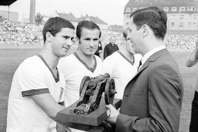 Gemeinsame Zeit beim FC Bayern: Gerd Müller (links) wird als Torschützenkönig der Saison 1966/67 ausgezeichnet, daneben der ...