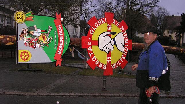 Ernst Zwick geht es am Montagmorgen um die Sicherheit. Deshalb wird der Narrenbaum im Wolterdinger Ortskern gekappt.