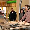 In der Holzwerkstatt der Gewerbeschule sind die Rahmen für die Plexglasscheiben hergestellt worden. Auf dem Bild (von links): der ...