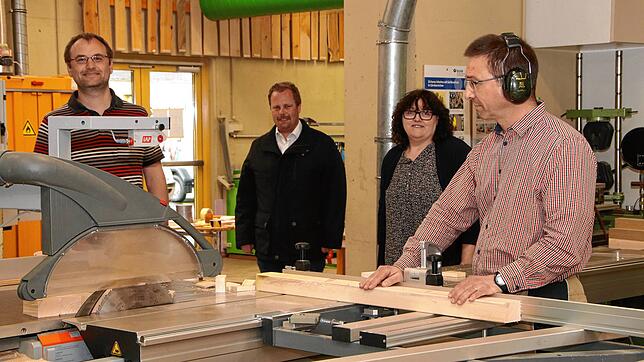 In der Holzwerkstatt der Gewerbeschule sind die Rahmen für die Plexglasscheiben hergestellt worden. Auf dem Bild (von links): der ...