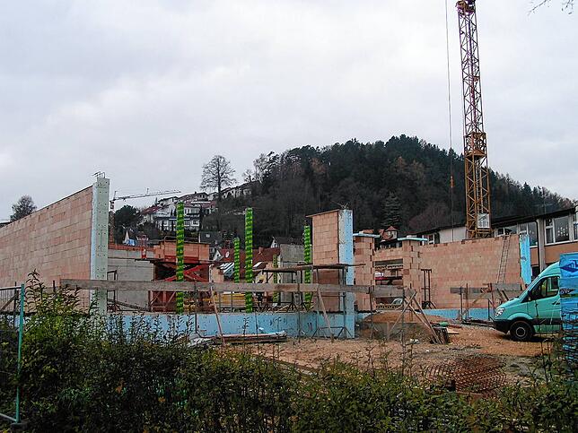 Die Wände für den Anbau an die Sernatingen-Schule wachsen im November 2008 hoch.