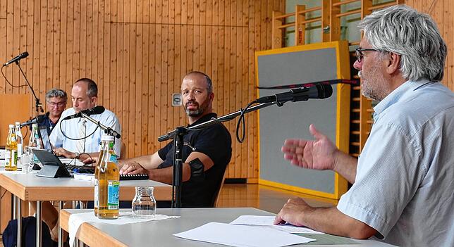 Ingenieur Jürgen Schwochow (rechts), der die Verhandlungen mit dem Regierungspräsidium führte, stellte die verschiedenen Varianten vor ...