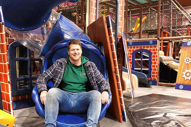 Noch wird fleißig Probe-gerutscht, in einer Woche sollen hier Kinder und Jugendliche spielen: Daniel Haymanns Projekt Flipped Funpark in ...
