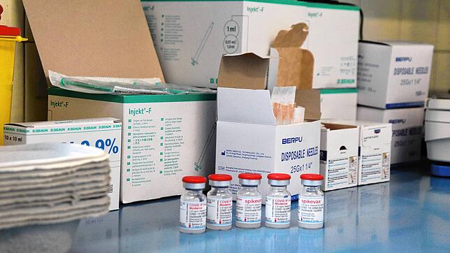 In der Suso-Apotheke stehen die ersten Impfdosen von Moderna bereit.
