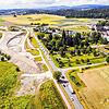 (Archivbild) Das Luftbild von der B33 von Ende Juni 2022 zeigt den Abschnitt, in dem der BMW-Fahrer auf die Gegenfahrbahn fuhr. Rechts ...