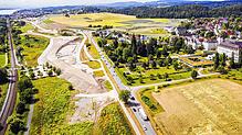 (Archivbild) Das Luftbild von der B33 von Ende Juni 2022 zeigt den Abschnitt, in dem der BMW-Fahrer auf die Gegenfahrbahn fuhr. Rechts ...