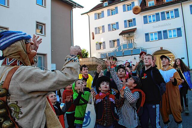 Bild 2: Die schönsten Bilder vom Auswerfen beim Narrensamen, das Strählen und die Verbrennung in Bonndorf.