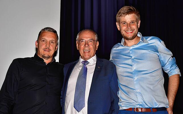 Bild 1: Schiedsrichter im Fußballbezirk Hochrhein feiern ihren 100. Geburtstag