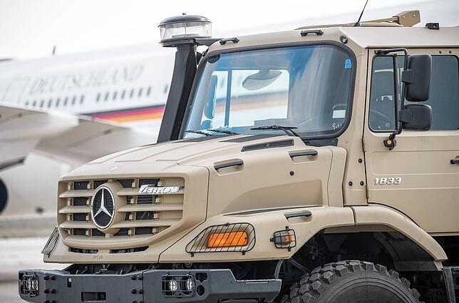 Flach und gepanzert. Der Zetros ist ein schwerer Truck von Daimler, der für Sondereinsätze und das Militär konzipiert ist. Hunderte ...