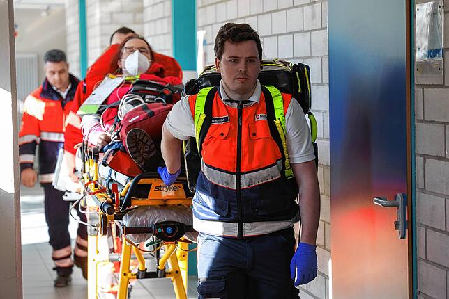 Abtransport einer medizinisch versorgten Person aus dem eingerichteten Behandlungsplatz in der Mettnauhalle.