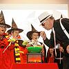 Große Braukunst: Mit einem stärkenden Zaubertrunk gratulieren Freunde des Zauberers Heinz Basler ihm bei der Pfarrfasnacht zu seinem ...