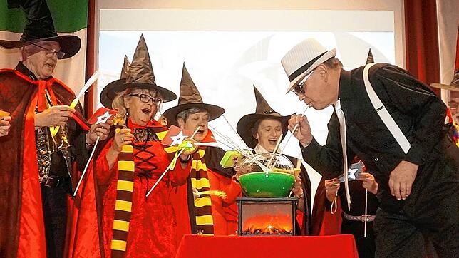 Große Braukunst: Mit einem stärkenden Zaubertrunk gratulieren Freunde des Zauberers Heinz Basler ihm bei der Pfarrfasnacht zu seinem ...