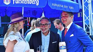 Bild : DAs Donauquellfest ist eröffnet- Kaltgetränke fließen, Laune ist in Bestform.