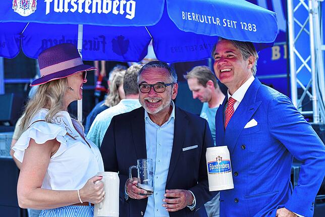Bild 1: DAs Donauquellfest ist eröffnet- Kaltgetränke fließen, Laune ist in Bestform.