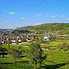 Blick auf Gurtweil: Als Drehkreuz unserer regionalen Stromversorgung gehören neben Schloss und Kirche auch die Stromleitungen zum Ortsbild.