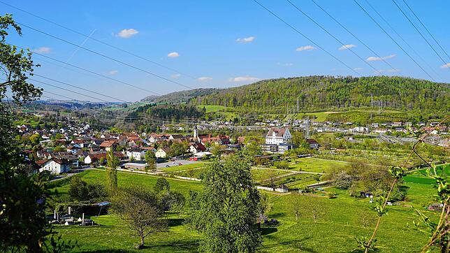 Blick auf Gurtweil: Als Drehkreuz unserer regionalen Stromversorgung gehören neben Schloss und Kirche auch die Stromleitungen zum Ortsbild.