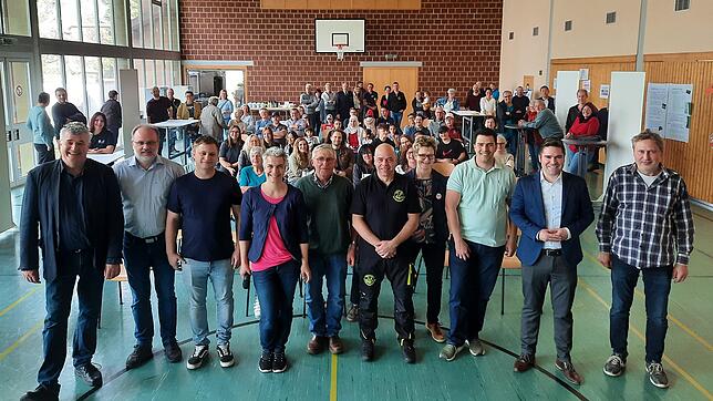 Bei einem Workshop mit 70 Bürgern hat der Ortschaftsrat Binningen &ndash; hier mit dem Moderator Udo Wenzl (l.) und Hilzingens ...