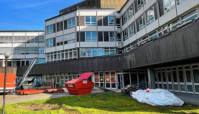 Derzeit läuft der Innenausbau, vor den Türen lagern Baumaterialen.