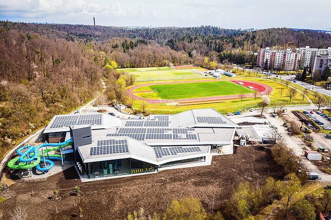 (Archivbild) Luftaufnahme vom neuen Schwaketenbad kurz vor der offiziellen Eröffnung im Frühjahr 2022. In dem Waldstück links hinten hat ...