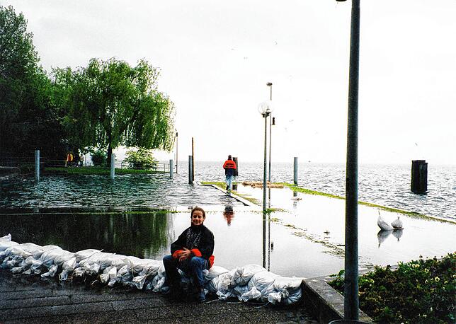 Damals stand sie noch: Eine Aufnahme aus dem SÜDKURIER-Archiv vom Hochwasser 1999 am Bodensee. Vorne liegen die Sandsäcke, im ...