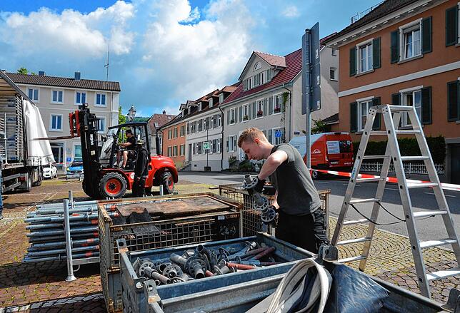 Philip Heiselbetz sortiert Spindeln zum Aufbau der Front-of-House-Konstruktion.