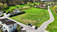 Die gesamte Fläche für das neue Wohnquartier Hinterwieden II aus der Vogelperspektive von April 2024. Beginnend ab dem oberen Bildrand ...