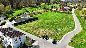 Die gesamte Fläche für das neue Wohnquartier Hinterwieden II aus der Vogelperspektive von April 2024. Beginnend ab dem oberen Bildrand ...