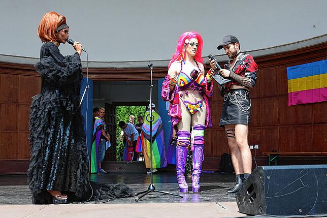 Bild 13: Fotos vom CSD 2025 in Konstanz: Bunte Flaggen, ausgefallene Outfits und klare Statements
