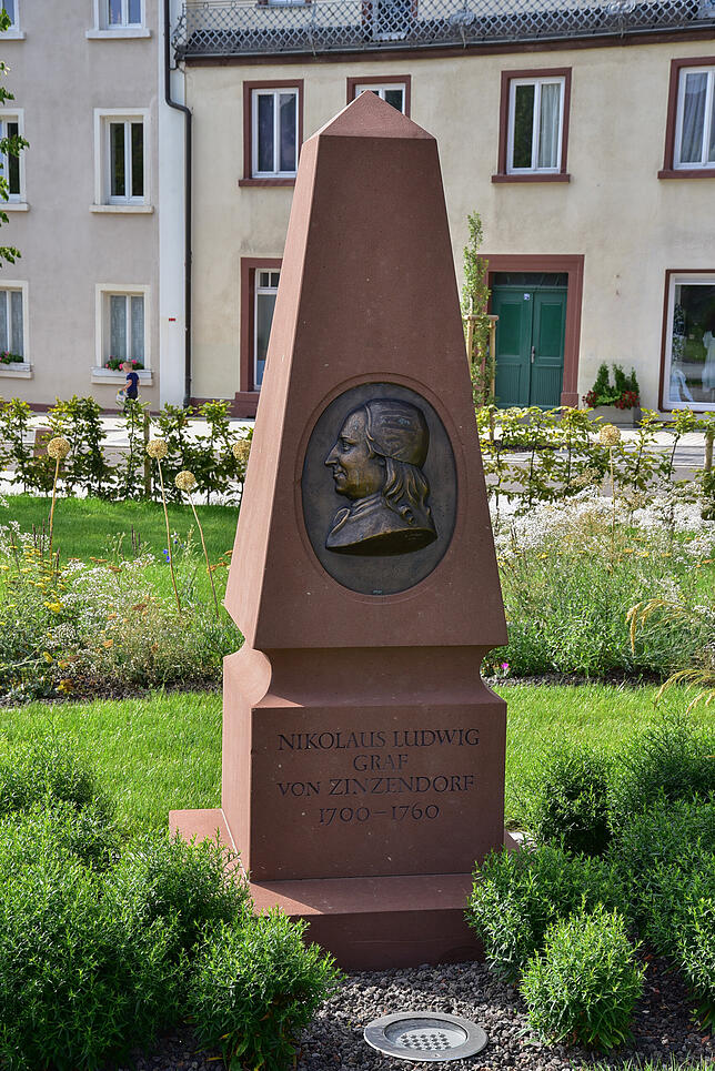Der Obelisk mit dem Bildnis von Nikolaus Ludwig Graf von Zinzendorf, dem Begründer der Herrnhuter Gemeinde.
