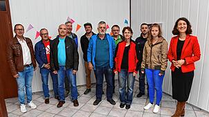 Der Vorstand des neuen Fördervereins Sport- und Festhalle Tennenbronn, eingerahmt von Oberbürgermeister Dorothee Eisenlohr (rechts) und ...