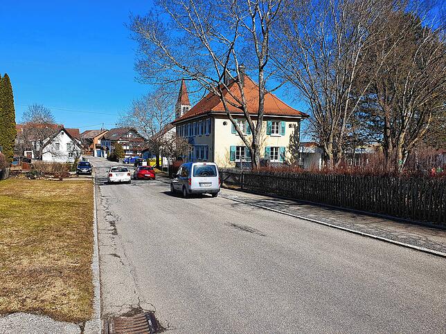 Tempo 30 für den Tannheimer Ring? Unweit der Schule und vor dem Museum geht es oft auch eng her. Der Ort hat bislang keine einzige ...