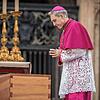 Georg Gänswein, Kurienerzbischof und langjähriger Privatsekretär von Benedikt XVI., steht am Sarg des verstorbenen emeritierten Papstes