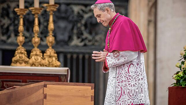 Georg Gänswein, Kurienerzbischof und langjähriger Privatsekretär von Benedikt XVI., steht am Sarg des verstorbenen emeritierten Papstes
