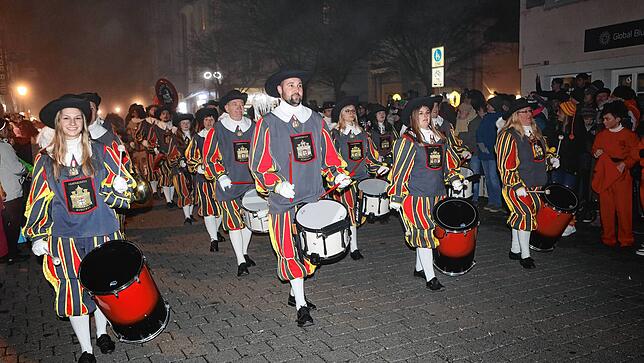Bild 13: Mit dem Butzenlauf wird die Straßenfasnacht eingeläutet