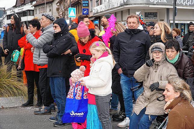 Zum Teil in mehreren Reihen formieren sich die Zuschauer am Straßenrand.