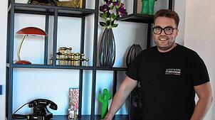 Metallbauer mit Händchen fürs Design: Florian Rottler vor dem selbst entworfenen und selbst gebauten Regal „Cube“.
