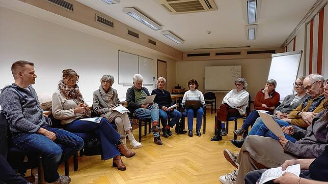 Insgesamt rund 15 Teilnehmerinnen und Teilnehmer diskutierten beim jüngsten Treffen mit Innenstadtberaterin Victoria Arens von der IHK ...