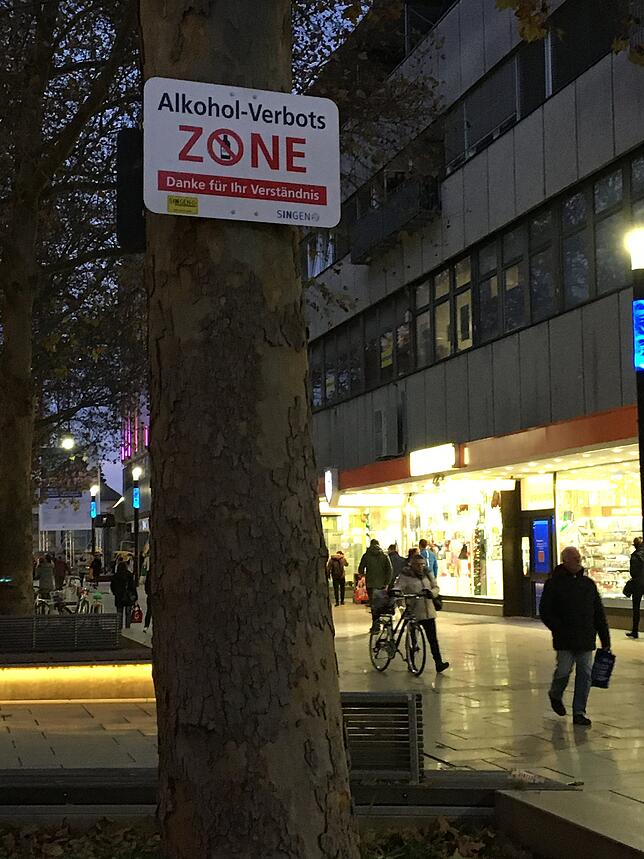 Die Hegaustraße wurde zur Alkoholverbotszone erklärt, um Trinker abzuschrecken. Ohne Kontrolle helfen die Schilder wenig.