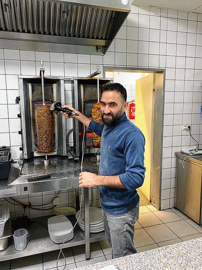 Abdullah Toamah bereitet im Blumberger Grillhaus das Dönerfleisch vor.