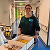 Martina Welte arbeitet seit drei Monaten als Wohlfühlmanagerin am Klinikum Hochrhein. Am Tag der Pflege überraschte sie die Pflegekräfte ...
