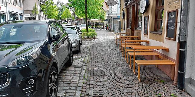 Black Pearl-Wirt Tevfik Ceylan kann die Parkplätze vor seiner Bar lediglich dann für die Außenbewirtschaftung nutzen, wenn gerade kein ...