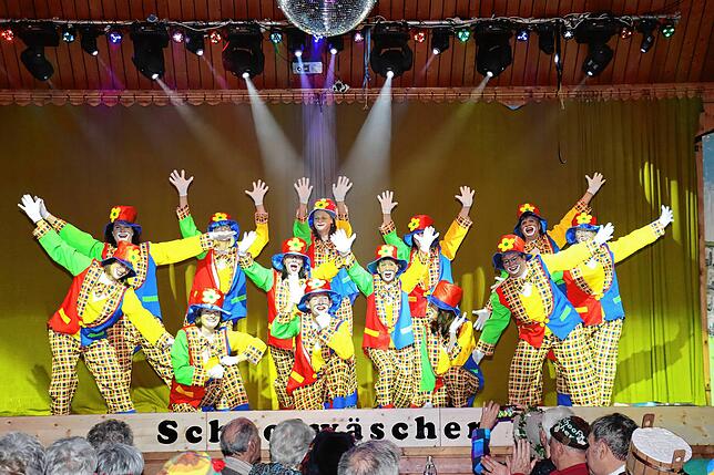 Die Aerobic-Sportgruppe von Rainer Glöggl steht erstmals in dieser Formation auf der Bühne des Bunten Abends und begeistert in ...