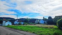 In diesem Bereich soll die neue Ortsmitte mit Gemeindehalle und Kindergarten entstehen. Bilder: Marie-Christin Spitznagel