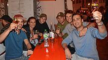 Sie genießen das Weinfest immer alle drei Tage und loben die tolle Kulisse: David Waibel, Paulina Torner (Überlingen), Julius Kränkel, ...