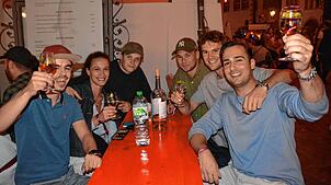 Sie genießen das Weinfest immer alle drei Tage und loben die tolle Kulisse: David Waibel, Paulina Torner (Überlingen), Julius Kränkel, ...