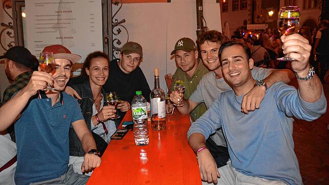 Sie genießen das Weinfest immer alle drei Tage und loben die tolle Kulisse: David Waibel, Paulina Torner (Überlingen), Julius Kränkel, ...