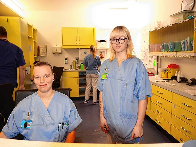 Pflegefachkraft Marie Kratz und Milena Weise, Medizinische Fachangestellte in Ausbildung, (von links) sind die ersten Ansprechpersonen ...