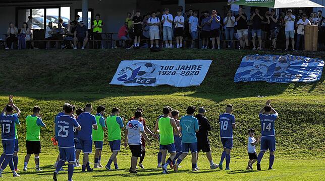 Dank an die Fans: Der FC Erzingen ist nach einer starken Pokalsaison vor heimischer Kulisse im Halbfinale am Bezirksliga-Spitzenreiter ...