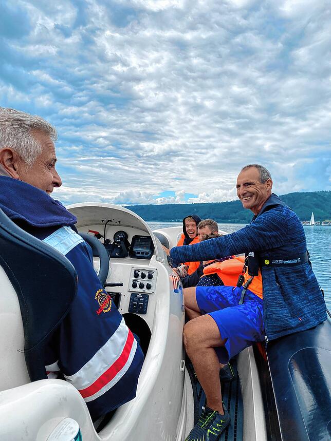 Andreas Dummel (links) und Bernhard Thum freuen sich, dass sie den Kindern und Jugendlichen dieses besondere Erlebnis auf dem Wasser ...